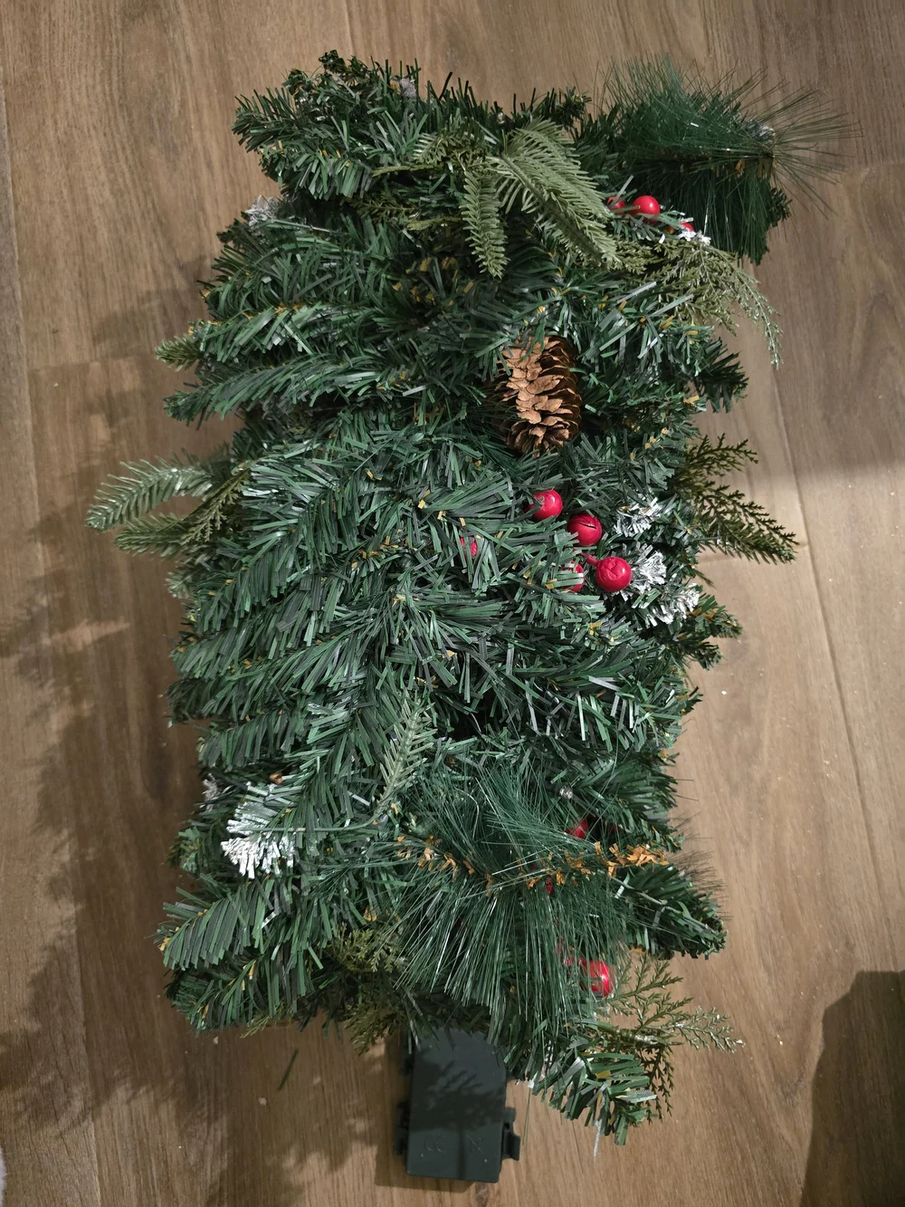 Green Pine Garland with Red Berries and Gold Lights. 9 Feet. NWT.